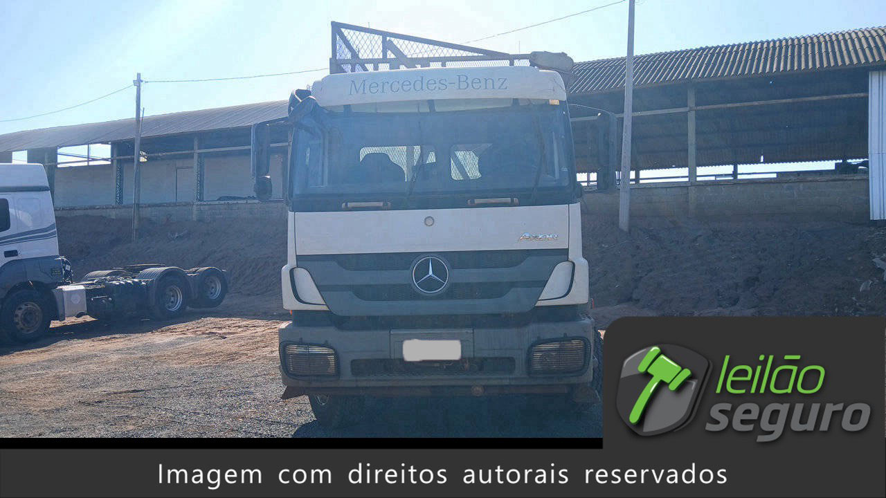 LOTE 088 MERCEDES-BENZ AXOR 3131 6X4 2017/2018
