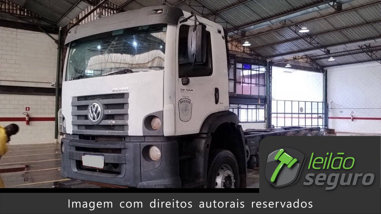 LOTE 017 VOLKSWAGEN 26.280 CRM 6X4 2016/2016