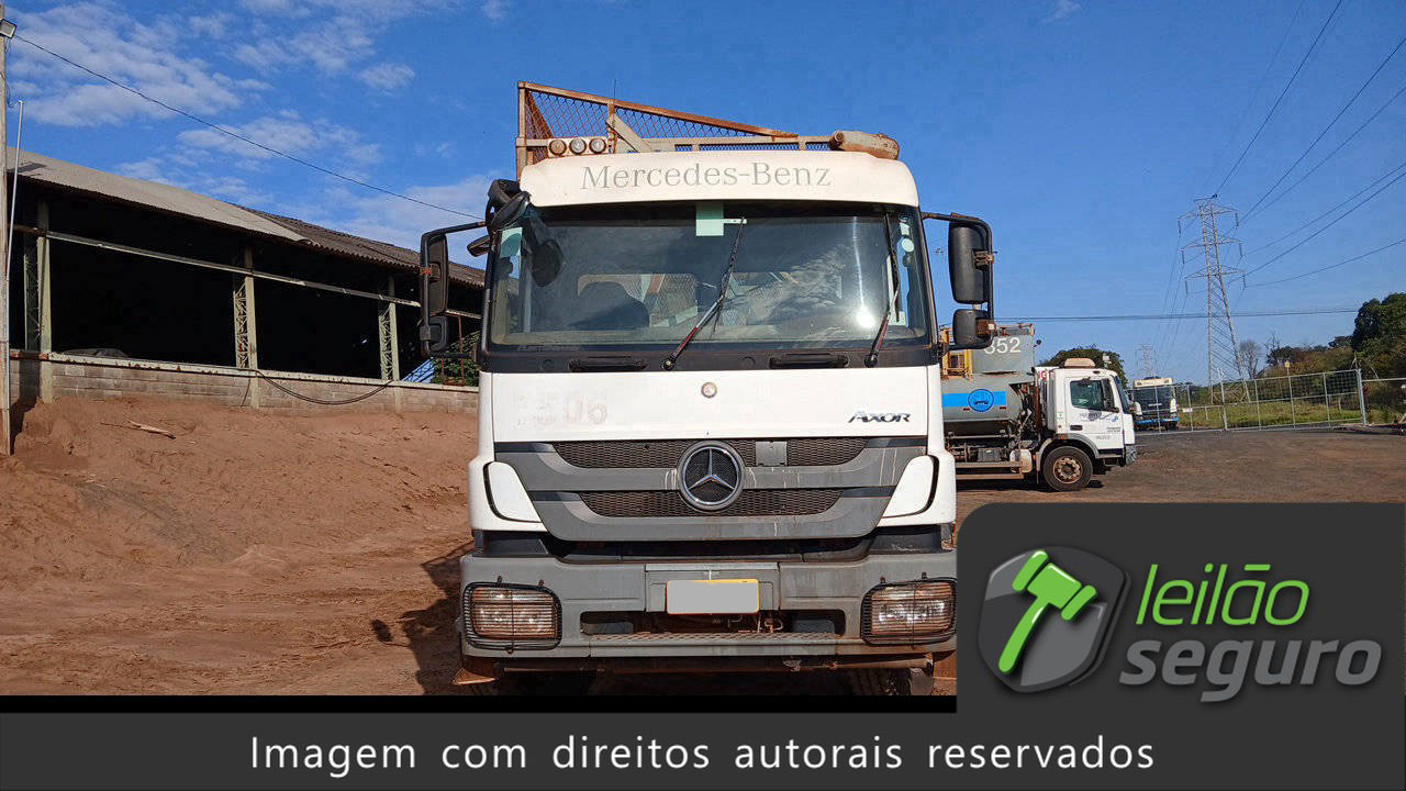 LOTE 017 MERCEDES-BENZ AXOR 3131 6X4 2017/2018