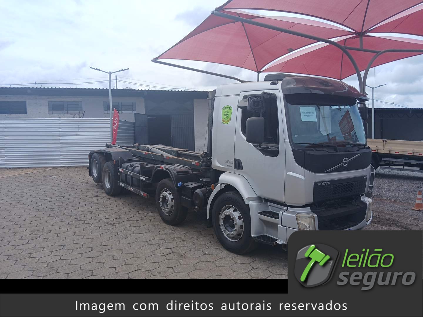 LOTE 037 VOLVO VM 330 8X2R 2017/2017